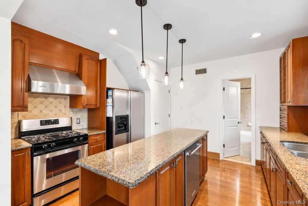 7 Atlantic Avenue, Nanuet, NY 10954 - Photo 10 of 28