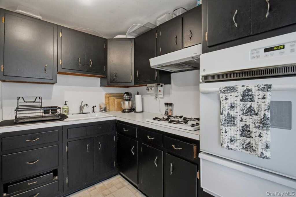 37 Beck Avenue, Rye, NY 10580 - Photo 4 of 33