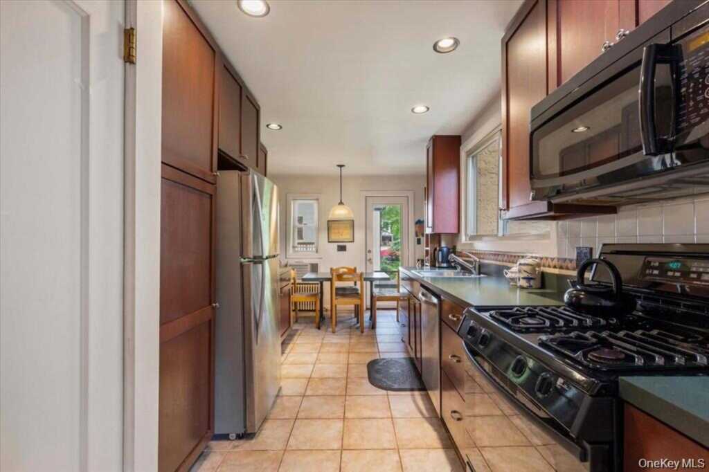 97 Mountain Avenue, New Rochelle, NY 10804 - Photo 5 of 21