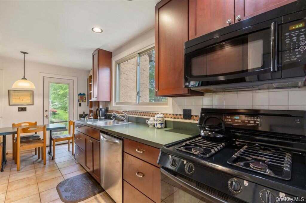97 Mountain Avenue, New Rochelle, NY 10804 - Photo 6 of 21