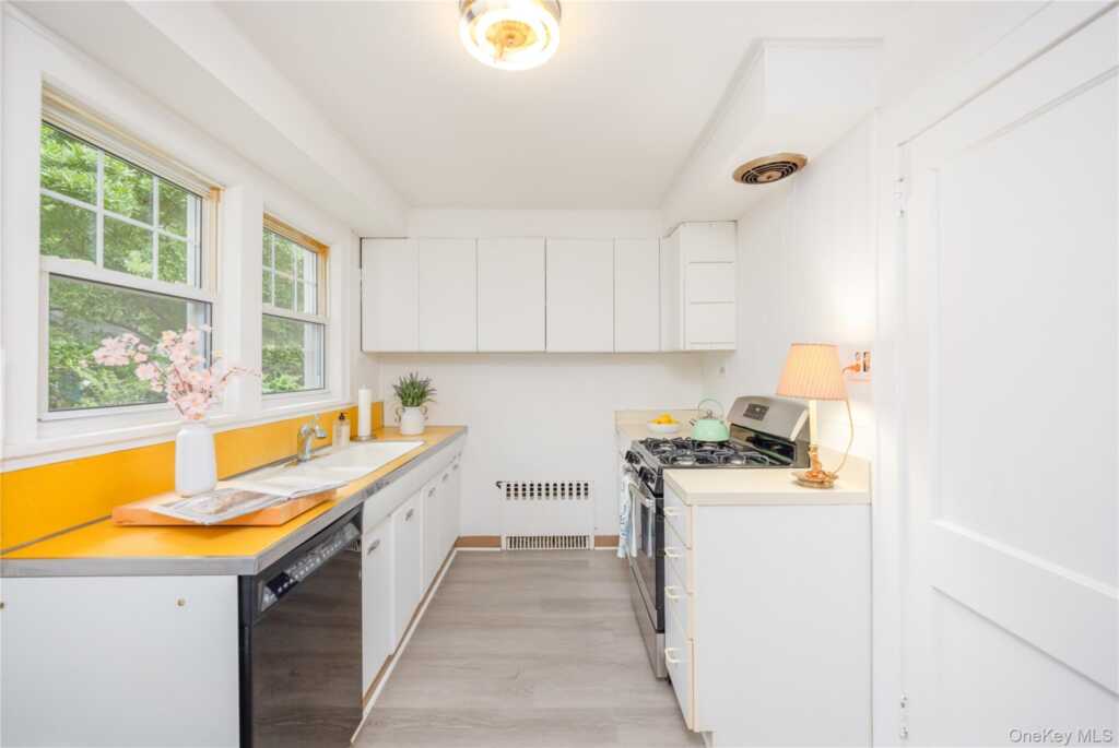 20 Byron Avenue, White Plains, NY 10606 - Photo 10 of 34