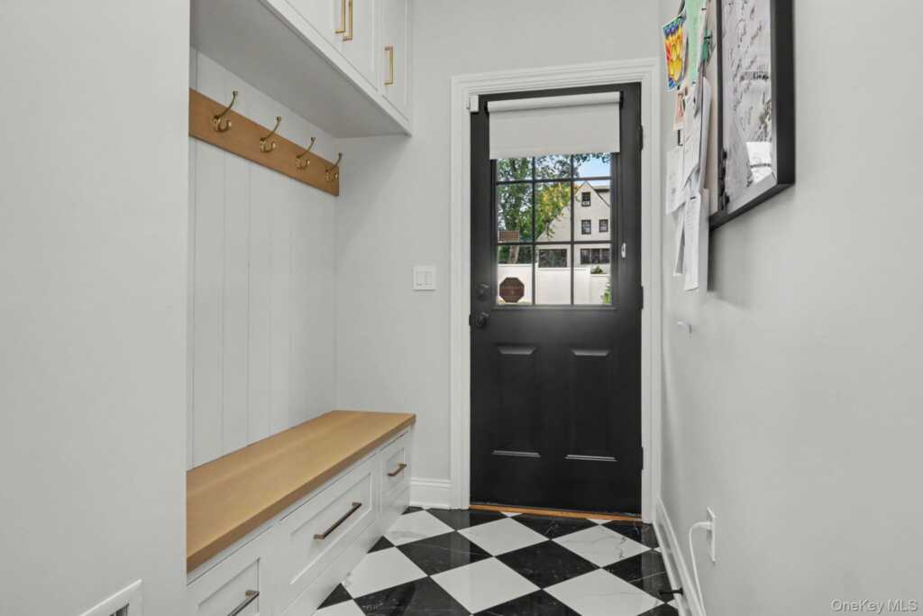 333 Lyncroft Road, New Rochelle, NY 10804 - Photo 20 of 44