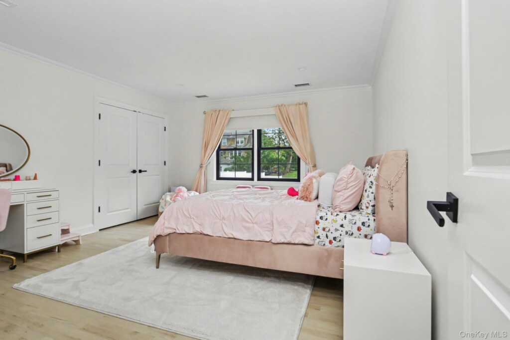 333 Lyncroft Road, New Rochelle, NY 10804 - Photo 24 of 44