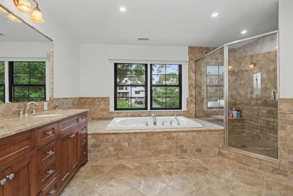 333 Lyncroft Road, New Rochelle, NY 10804 - Photo 34 of 44