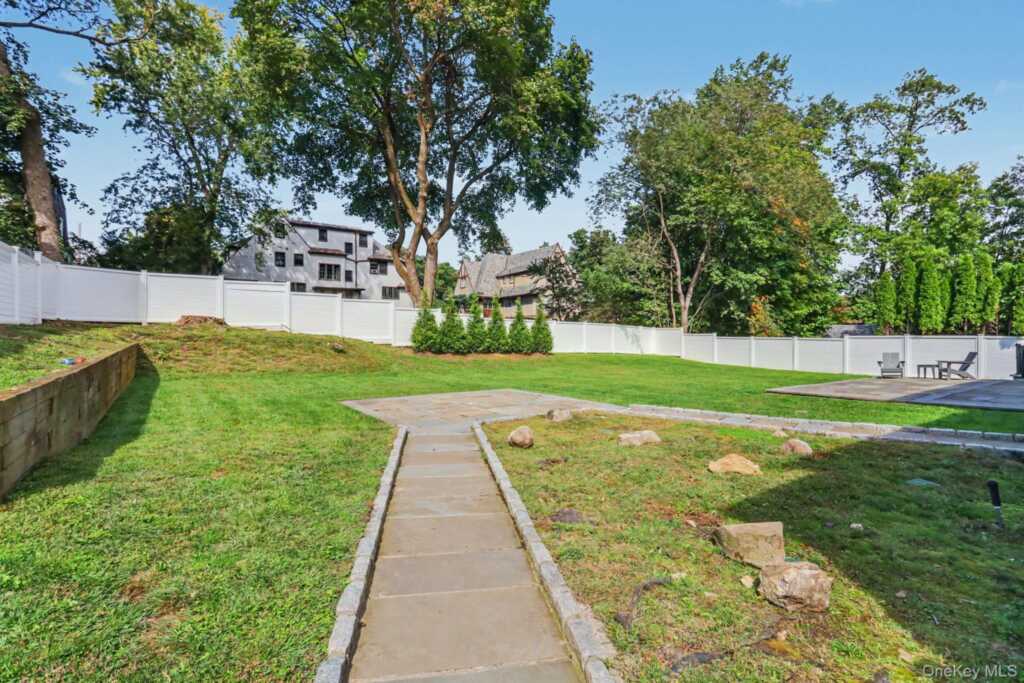 333 Lyncroft Road, New Rochelle, NY 10804 - Photo 42 of 44