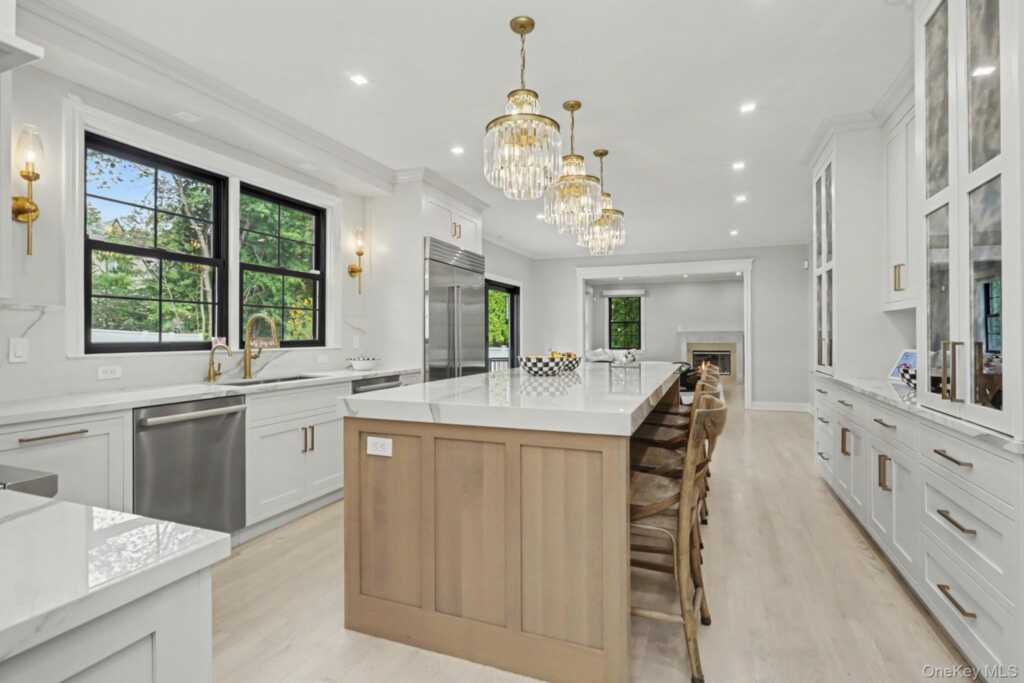 333 Lyncroft Road, New Rochelle, NY 10804 - Photo 6 of 44