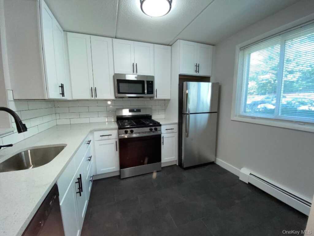 85 N Middletown Road, Unit #E2, Nanuet, NY 10954 - Photo 2 of 18