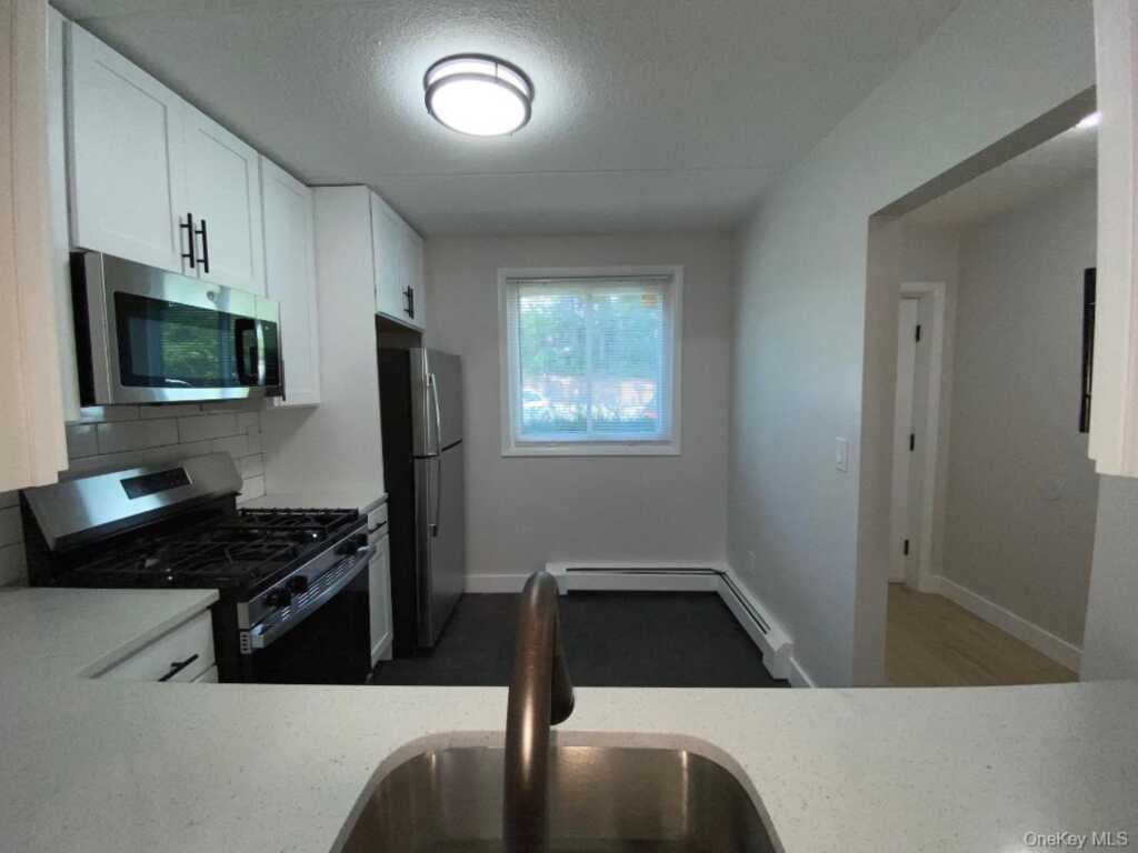 85 N Middletown Road, Unit #E2, Nanuet, NY 10954 - Photo 3 of 18