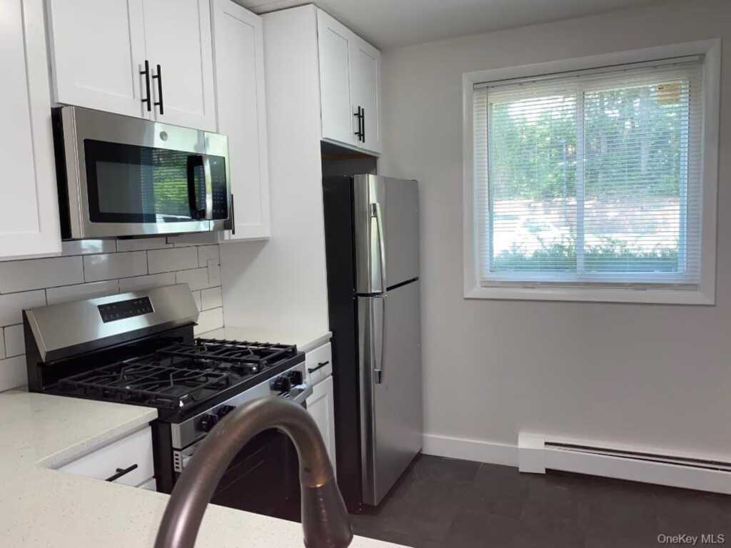 85 N Middletown Road, Unit #E2, Nanuet, NY 10954 - Photo 5 of 18