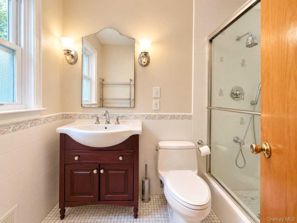 174 Waverly Road, New Rochelle, NY 10583 - Photo 15 of 35