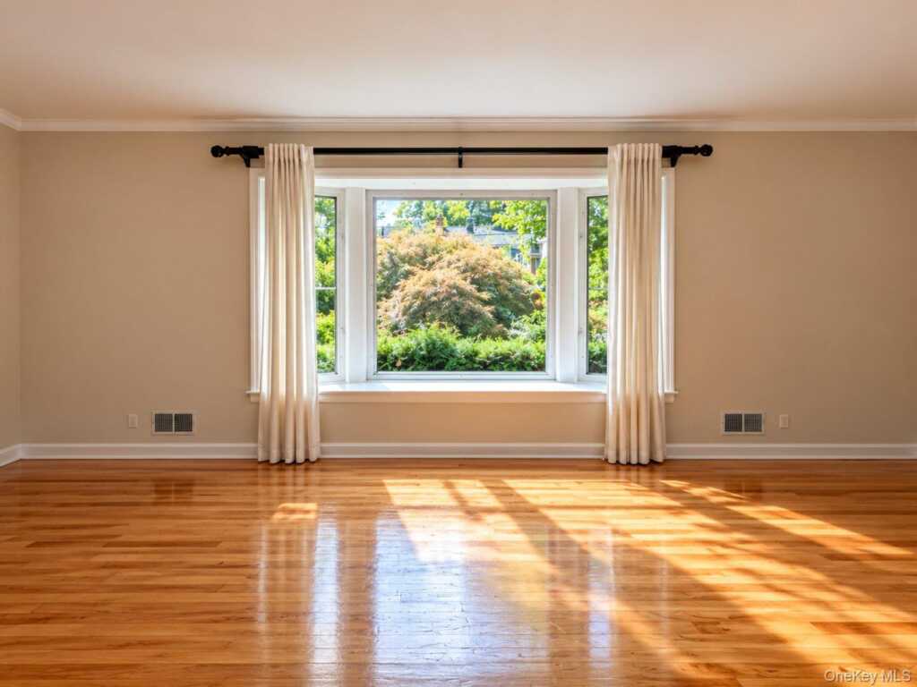174 Waverly Road, New Rochelle, NY 10583 - Photo 4 of 35