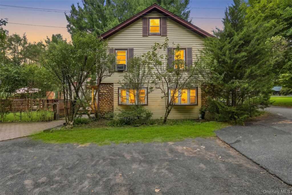 164 Woodland Avenue, Pearl River, NY 10965 - Photo 2 of 39