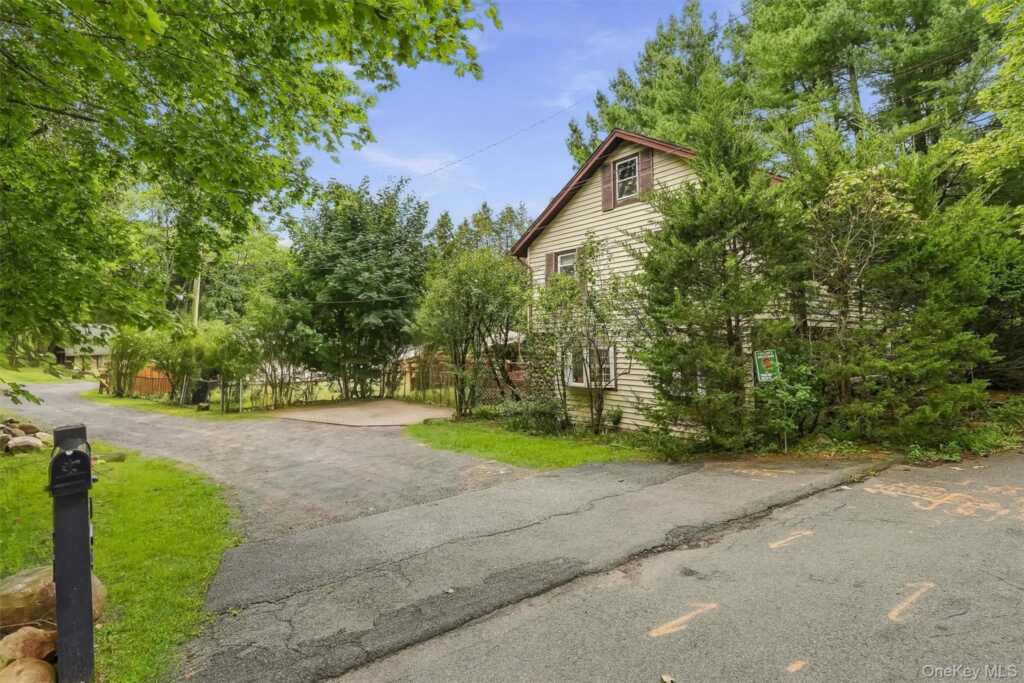 164 Woodland Avenue, Pearl River, NY 10965 - Photo 3 of 39