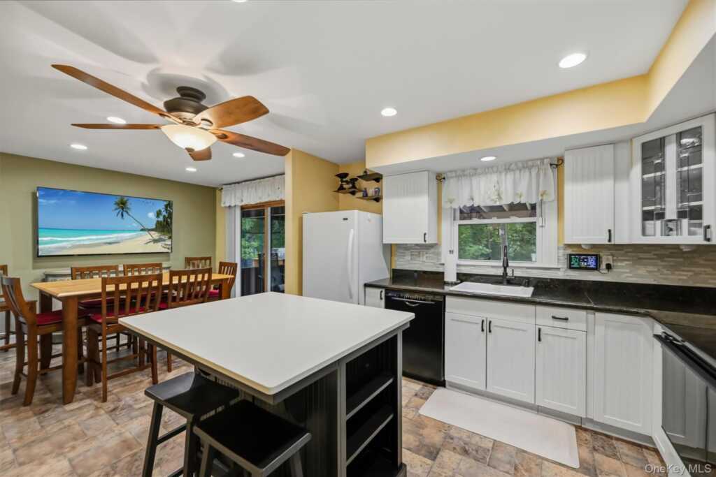 64 Forest Glen Road, Valley Cottage, NY 10989 - Photo 10 of 42