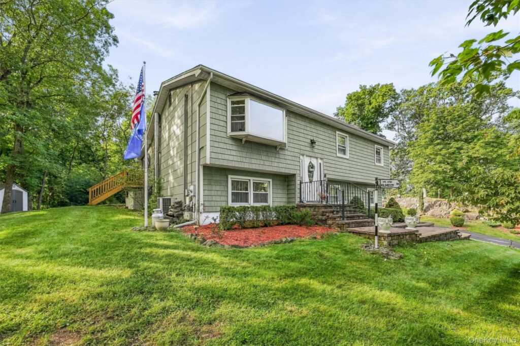 64 Forest Glen Road, Valley Cottage, NY 10989 - Photo 2 of 42