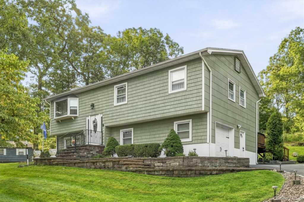 64 Forest Glen Road, Valley Cottage, NY 10989 - Photo 3 of 42