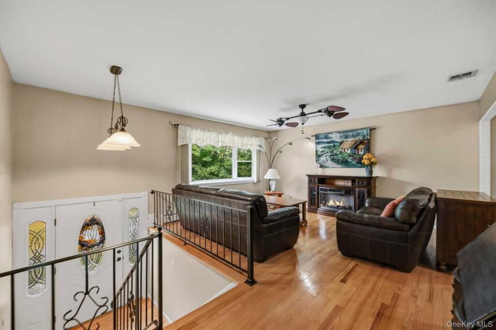 64 Forest Glen Road, Valley Cottage, NY 10989 - Photo 4 of 42