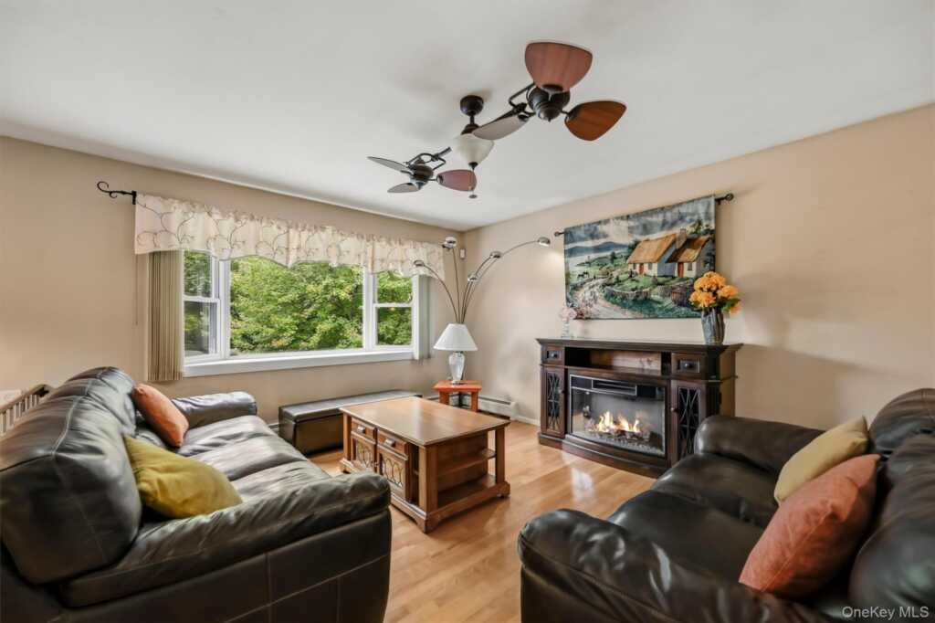 64 Forest Glen Road, Valley Cottage, NY 10989 - Photo 5 of 42