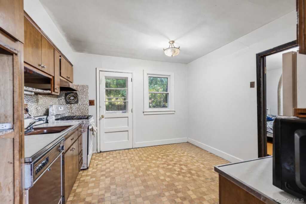 4 Great Oaks Drive, New City, NY 10956 - Photo 8 of 25