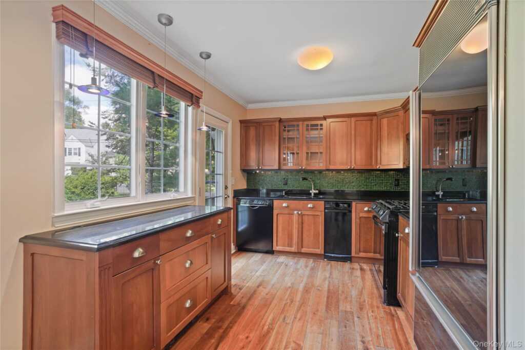 29 Coralyn Avenue, White Plains, NY 10605 - Photo 9 of 32