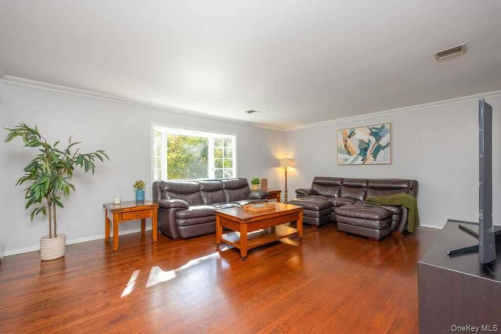 5 Astri Court, Suffern, NY 10901 - Photo 4 of 26