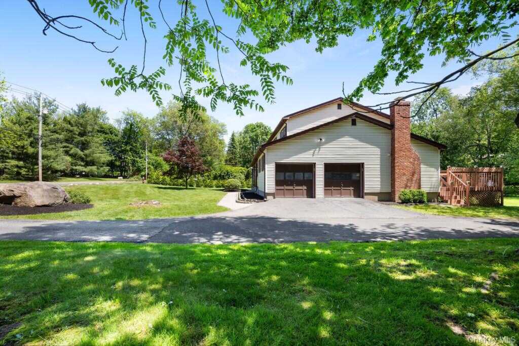 106 S Airmont Road, Suffern, NY 10901 - Photo 34 of 36