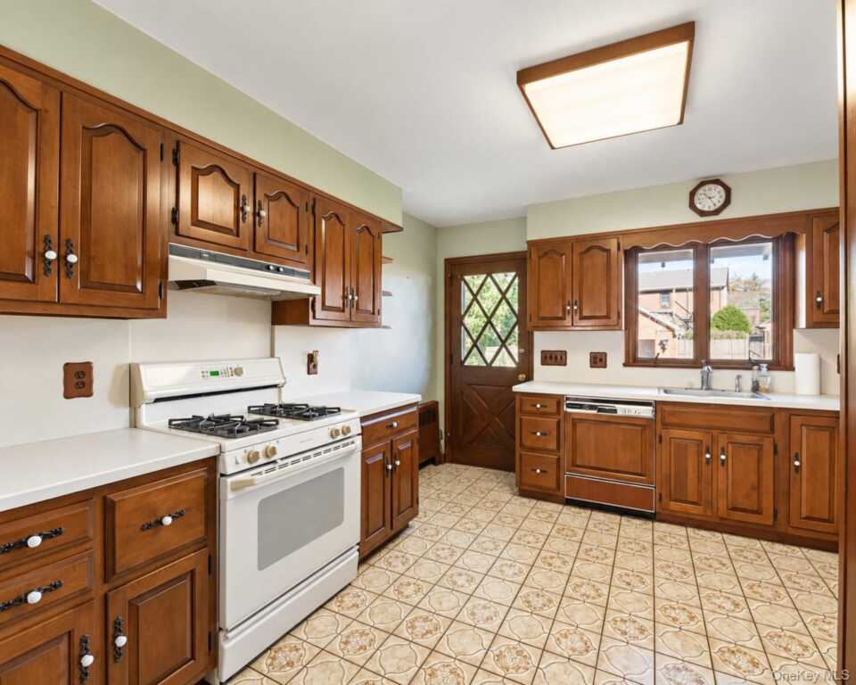 84 Davenport Avenue, Rye, NY 10573 - Photo 6 of 29