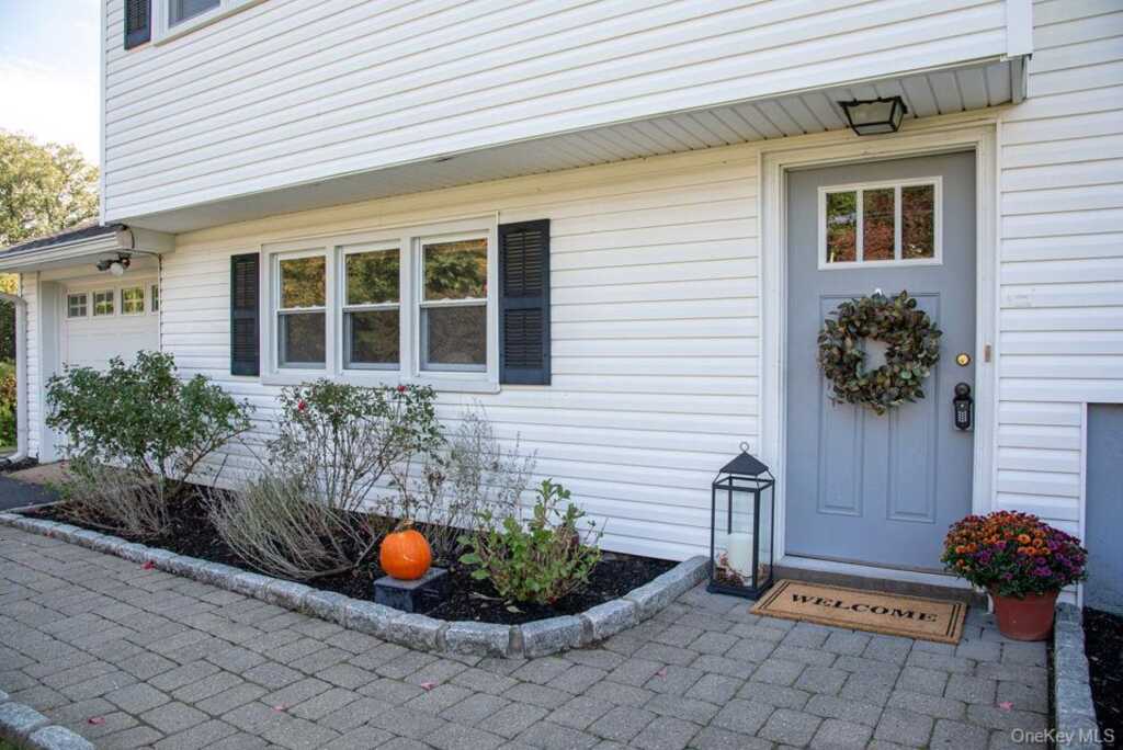 4 Robin Street, Pearl River, NY 10965 - Photo 3 of 37