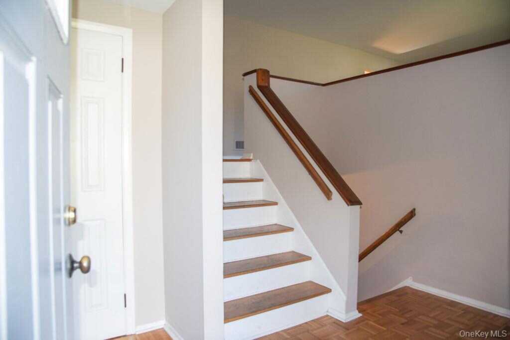4 Robin Street, Pearl River, NY 10965 - Photo 5 of 37