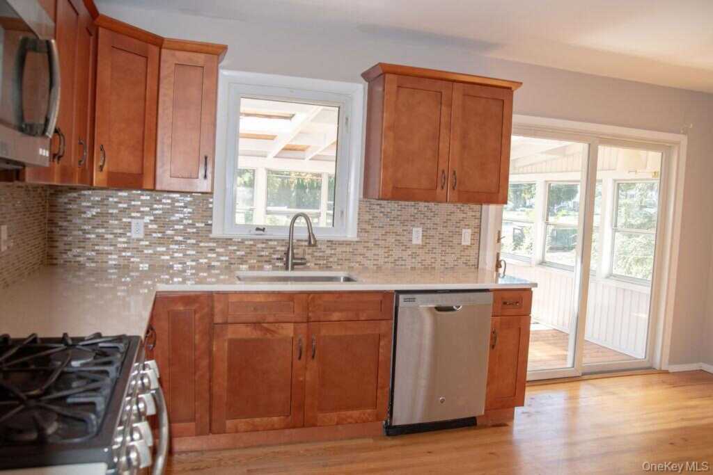 4 Robin Street, Pearl River, NY 10965 - Photo 9 of 37