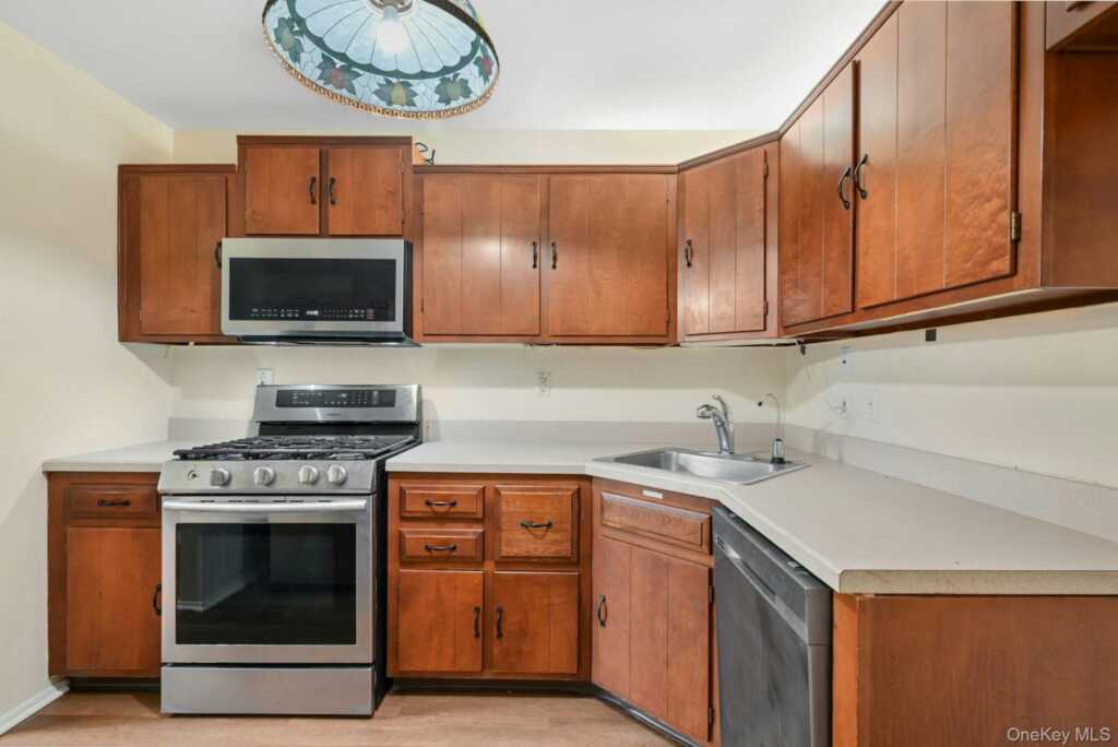 66 Parkside Drive, Unit #66, Suffern, NY 10901 - Photo 5 of 17