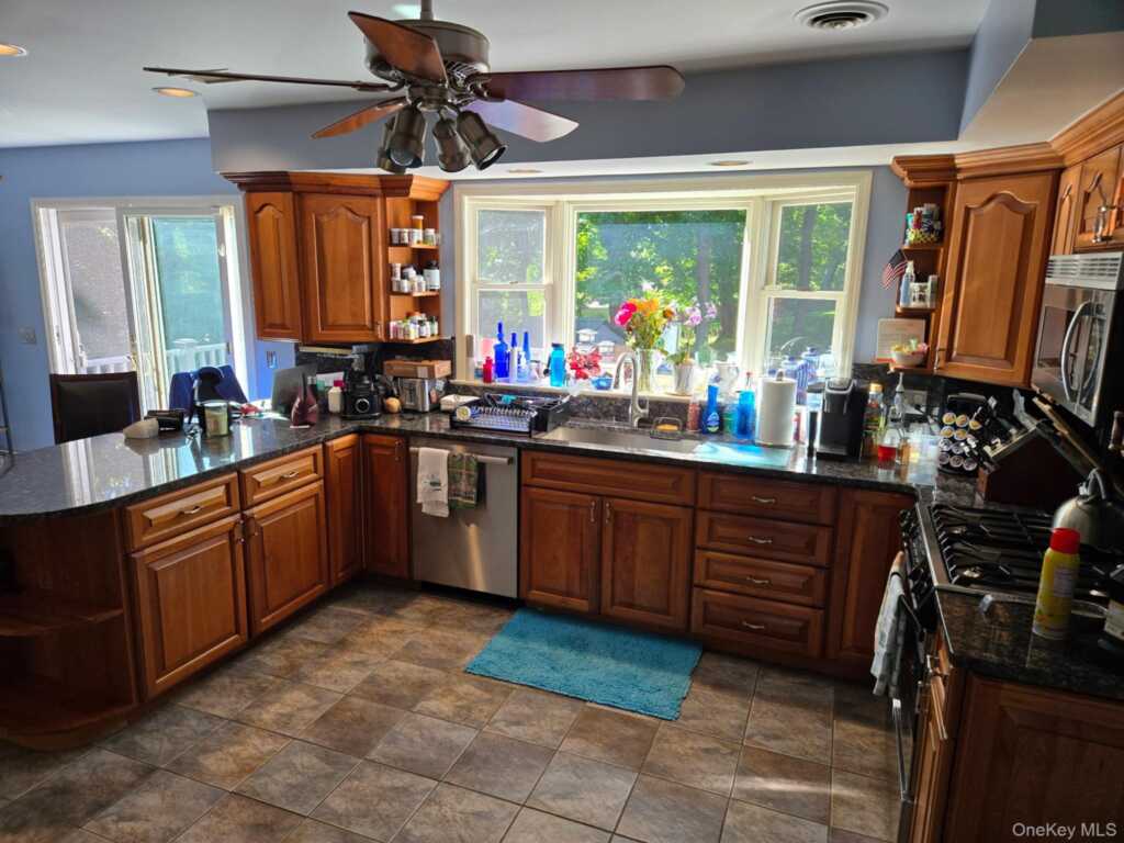 203 Wanamaker Lane, Nyack, NY 10960 - Photo 7 of 24