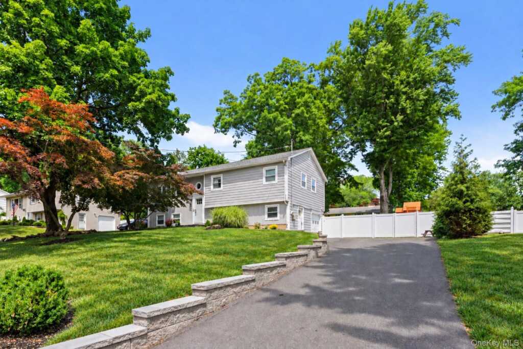 575 Babbling Brook Lane, Valley Cottage, NY 10989 - Photo 2 of 34