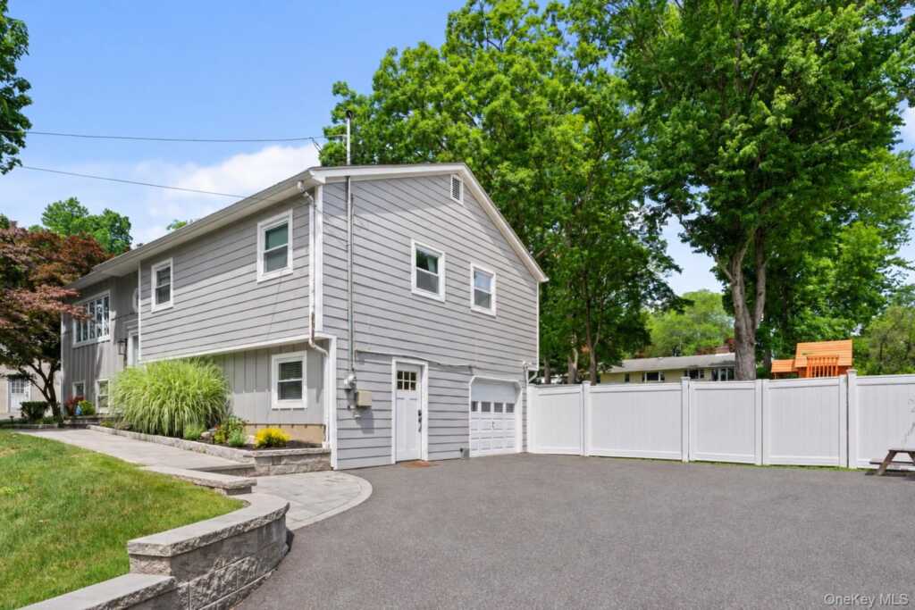 575 Babbling Brook Lane, Valley Cottage, NY 10989 - Photo 3 of 34