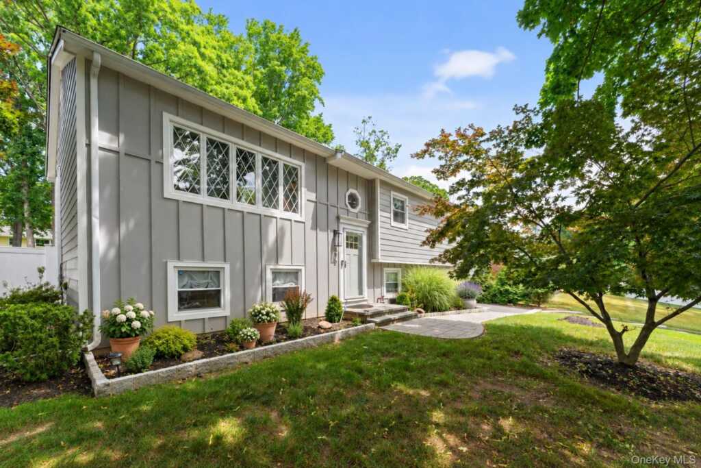 575 Babbling Brook Lane, Valley Cottage, NY 10989 - Photo 4 of 34