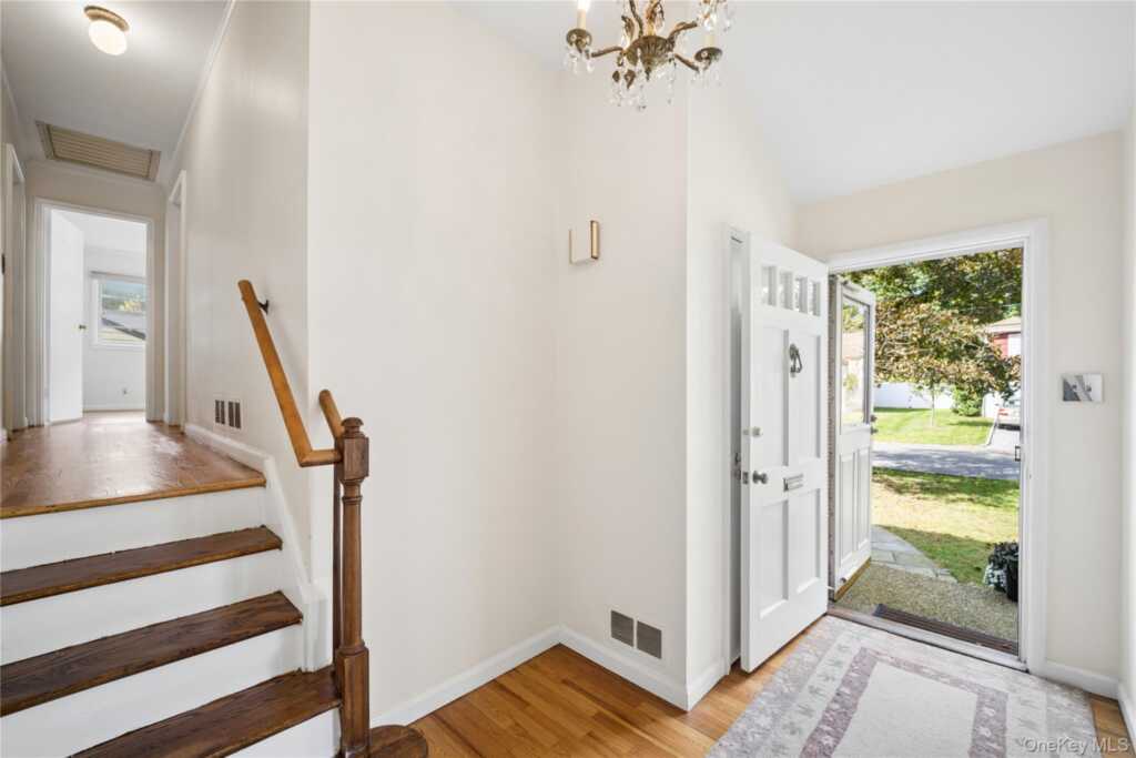 226 Rosehill Avenue, New Rochelle, NY 10804 - Photo 4 of 28