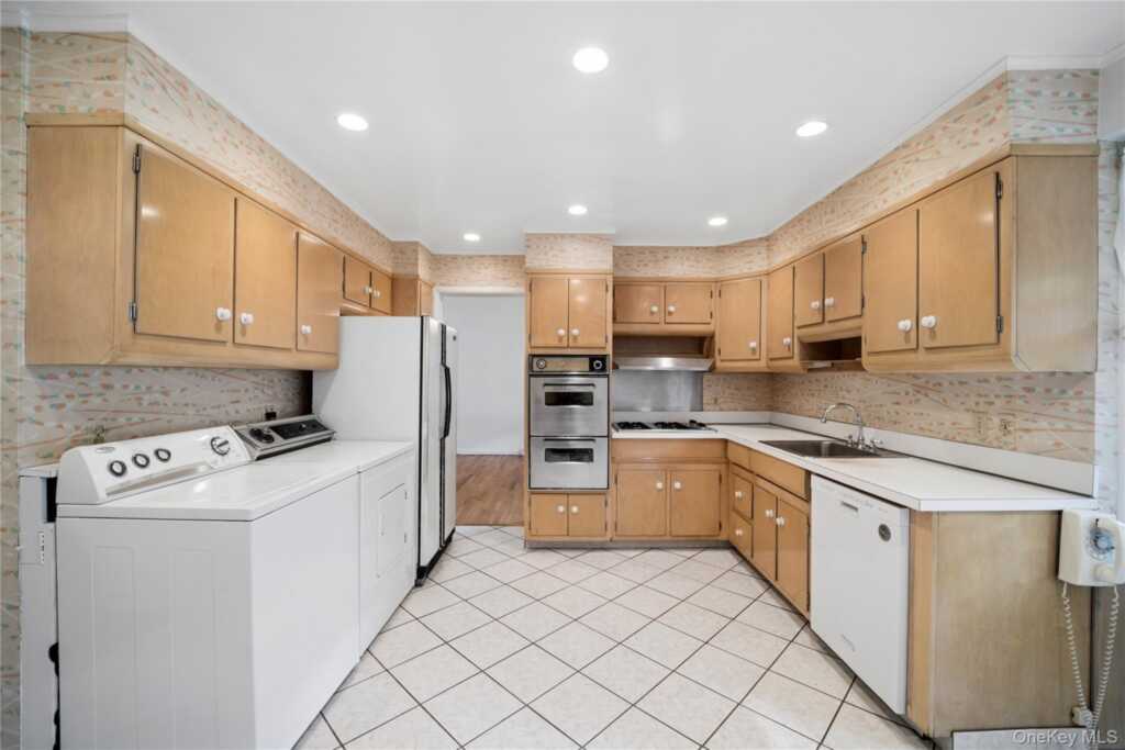 226 Rosehill Avenue, New Rochelle, NY 10804 - Photo 5 of 28