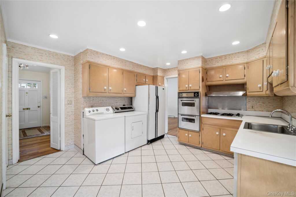226 Rosehill Avenue, New Rochelle, NY 10804 - Photo 6 of 28
