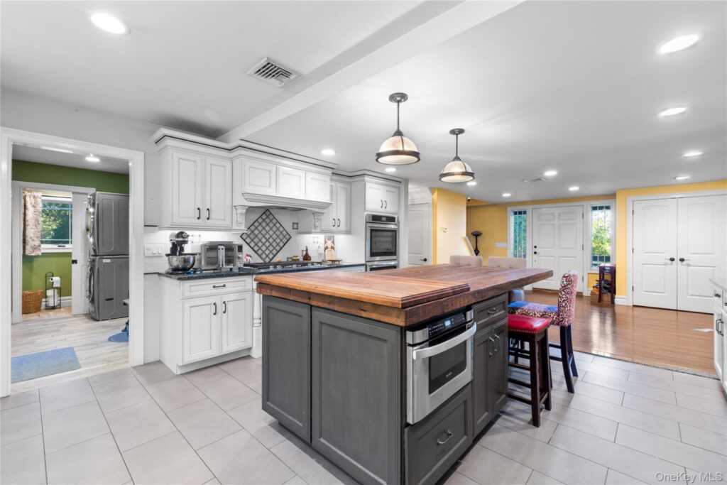 283 New Hempstead Road, New City, NY 10956 - Photo 8 of 31