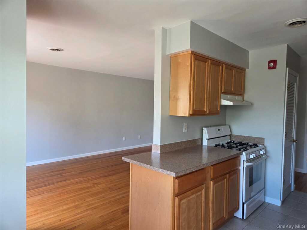 14 Pavilion Road, Unit #7, Suffern, NY 10901 - Photo 2 of 9