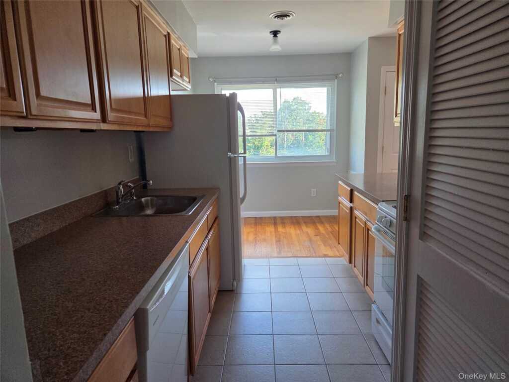 14 Pavilion Road, Unit #7, Suffern, NY 10901 - Photo 3 of 9