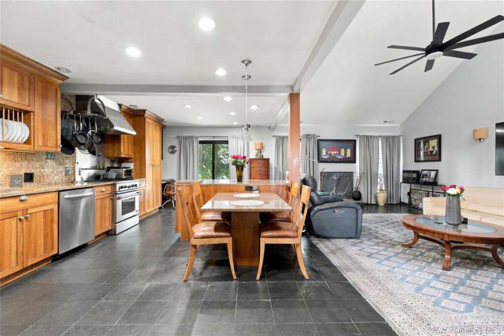 22 Village Green, Rye, NY 10573 - Photo 4 of 28