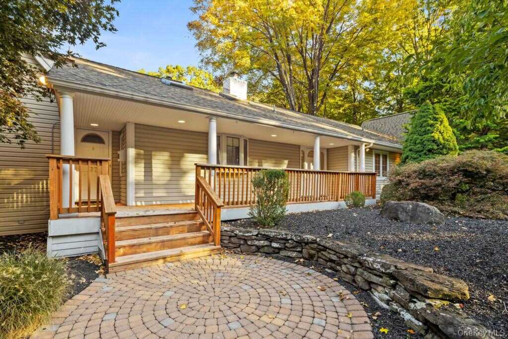 27 Mayer Drive, Suffern, NY 10901 - Photo 3 of 33