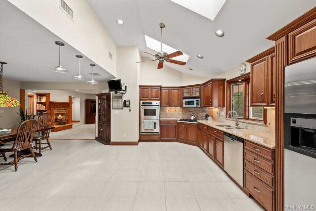 27 Mayer Drive, Suffern, NY 10901 - Photo 6 of 33