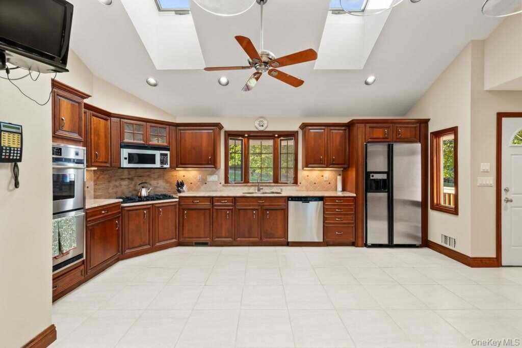 27 Mayer Drive, Suffern, NY 10901 - Photo 7 of 33