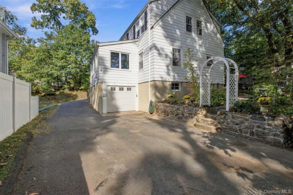 34 General Heath Avenue, White Plains, NY 10603 - Photo 38 of 44