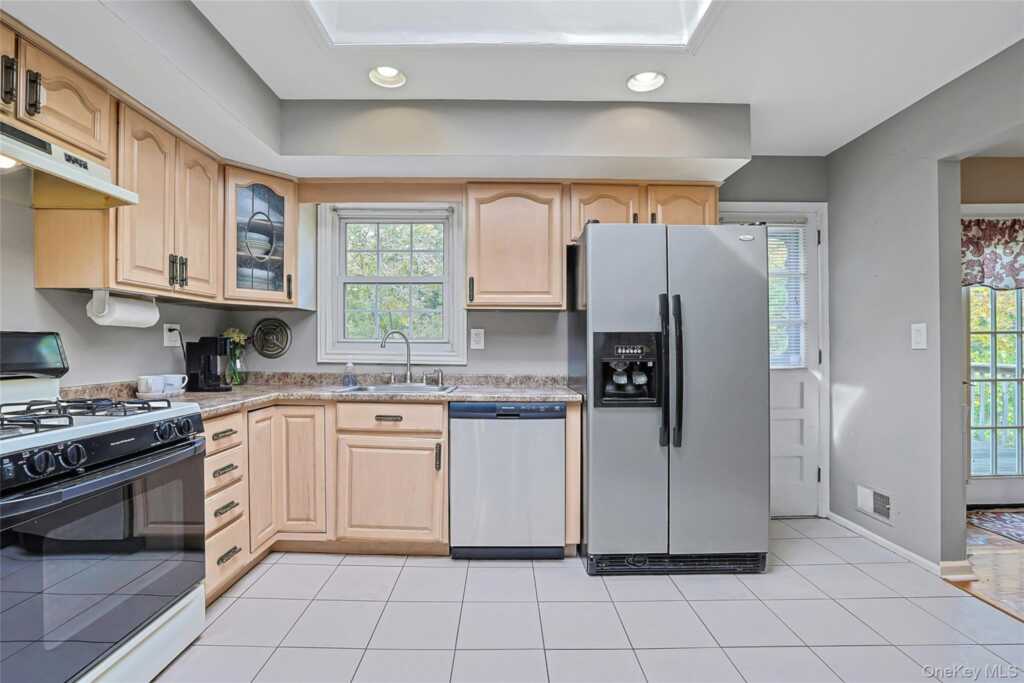 40 Lake Nanuet Drive, Nanuet, NY 10954 - Photo 7 of 25