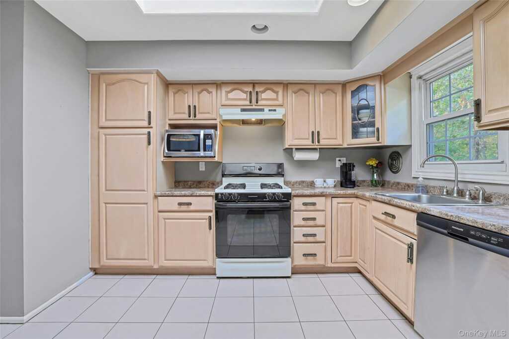 40 Lake Nanuet Drive, Nanuet, NY 10954 - Photo 8 of 25