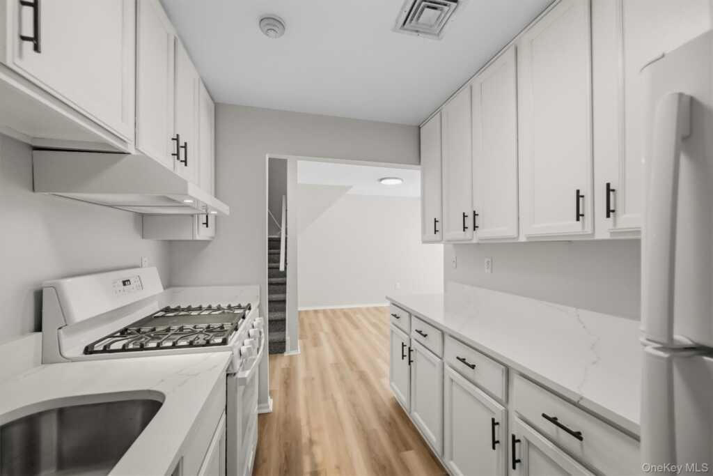 10-12 Chestnut Street, Unit #B307, Suffern, NY 10901 - Photo 19 of 50