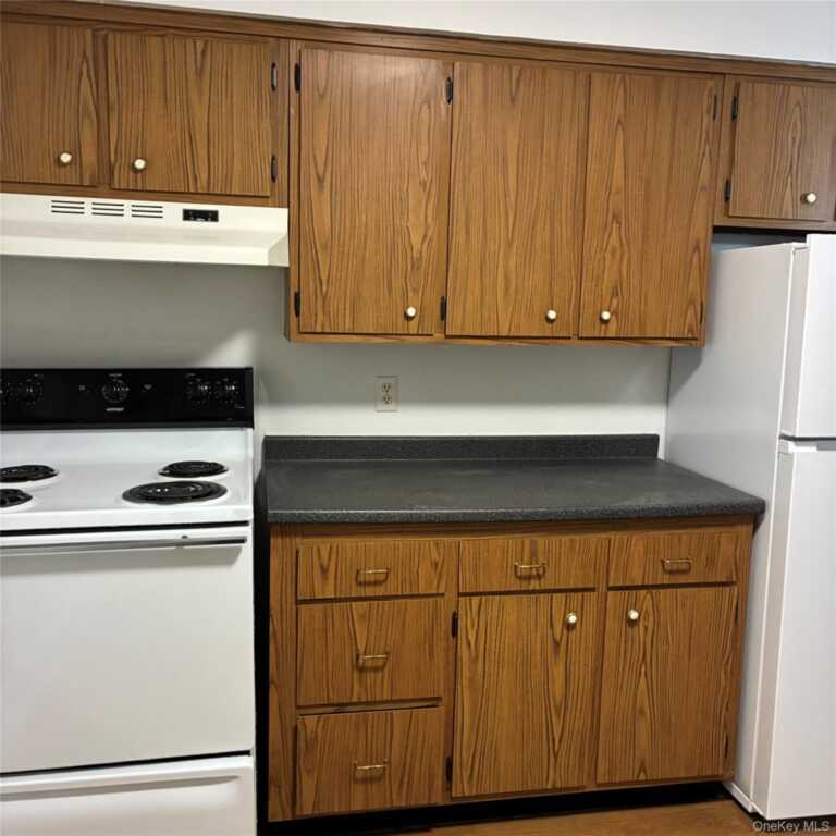 21 Pavilion Road, Unit #16, Suffern, NY 10901 - Photo 3 of 6